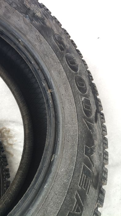 Две шины гудьер зима