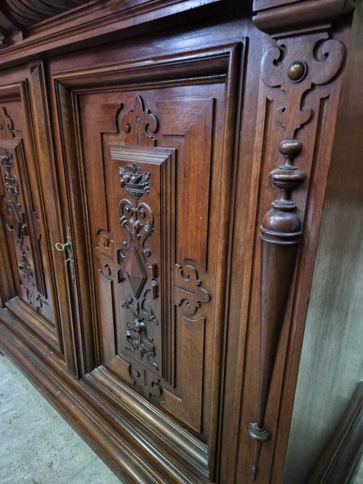 Уникален дъбов бюфет с 4 броя месингови закачалки и красива дърворезба