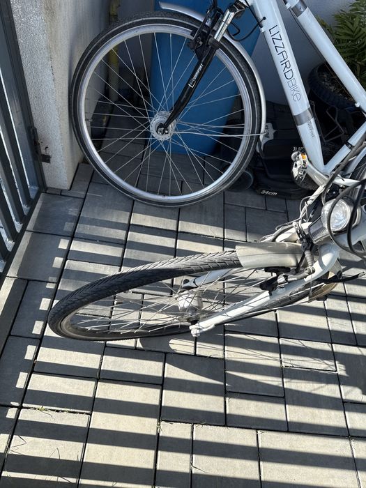 Vind  set doua biciclete  una de barbati si una de femei