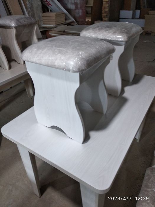 Стол со стульями для кухни