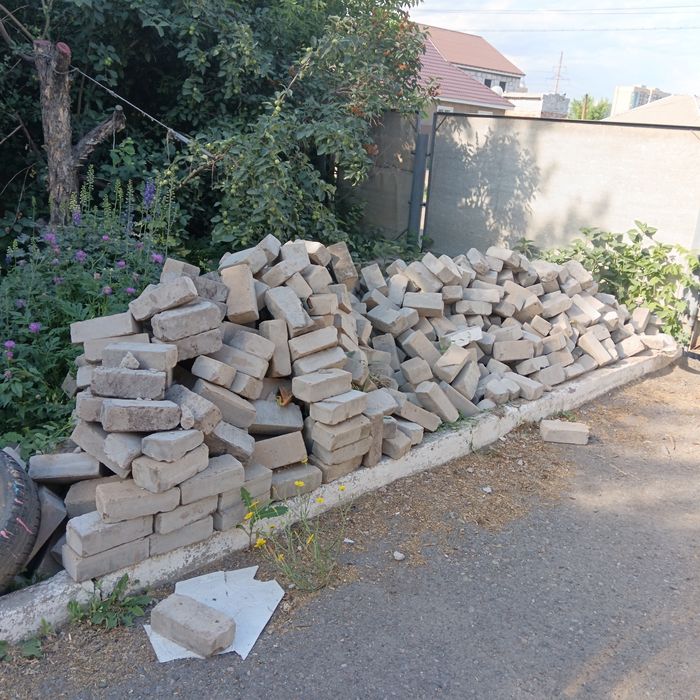 Кирпич силикатный б/у дёшево. Район Артёма.
