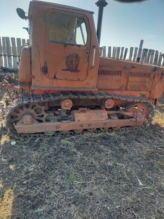 Трактор Т4 на ходу.