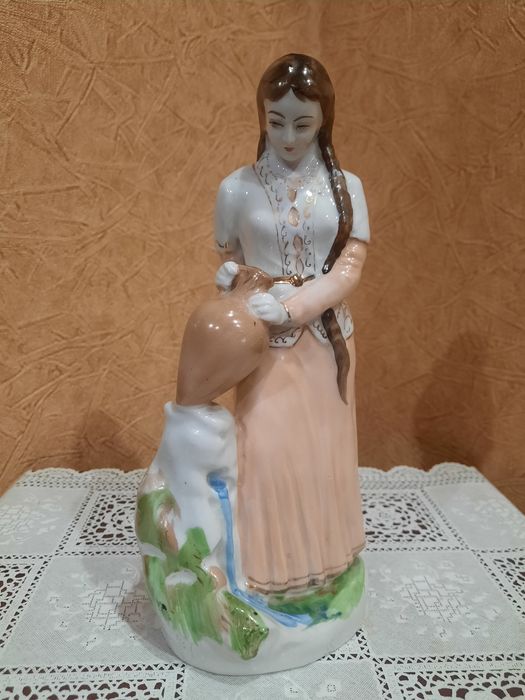 Фарфоровая статуэтка "Ануш" (Девушка с кувшином) из серии "Советский ф