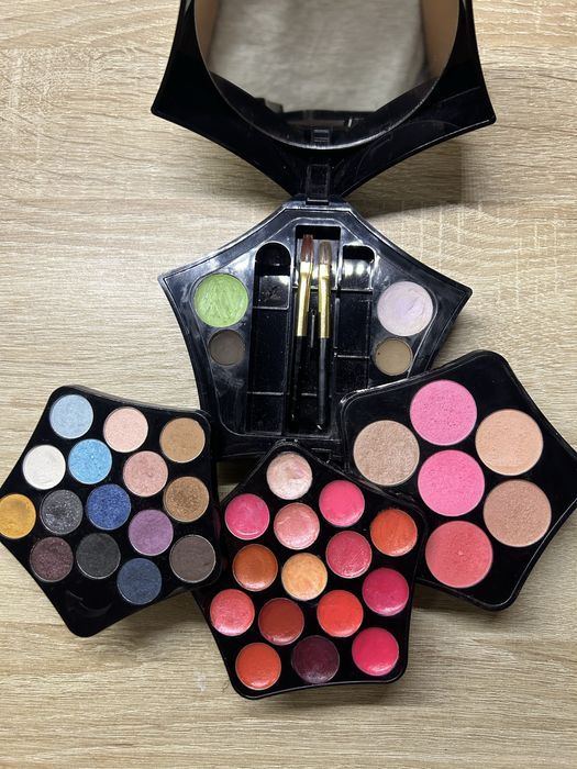 Палитра звезда на Douglas