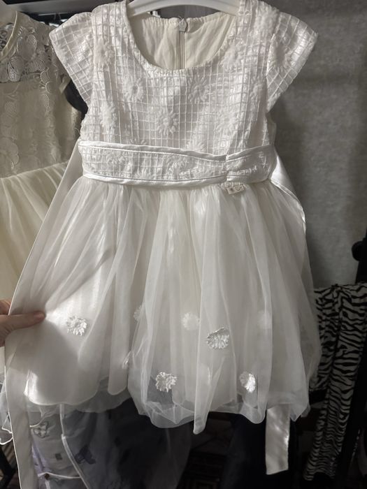 Продам белые платья для утреника .