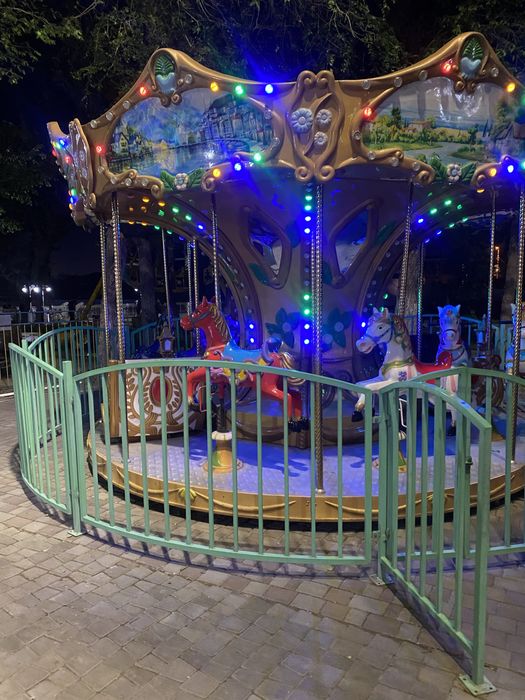 Продается аттракцион: карусель - « Лошадки»