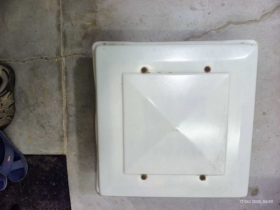 Продавам употребявана капандура (люк) за кемпер, за отвор 480х480 мм.