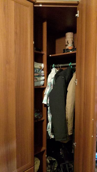 Угловой шкаф. ..