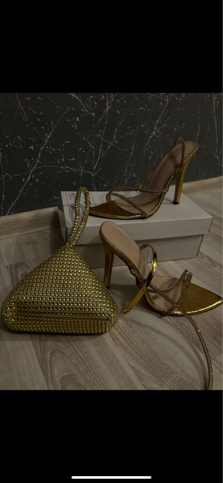 Sandale cu toc aurii si clutch