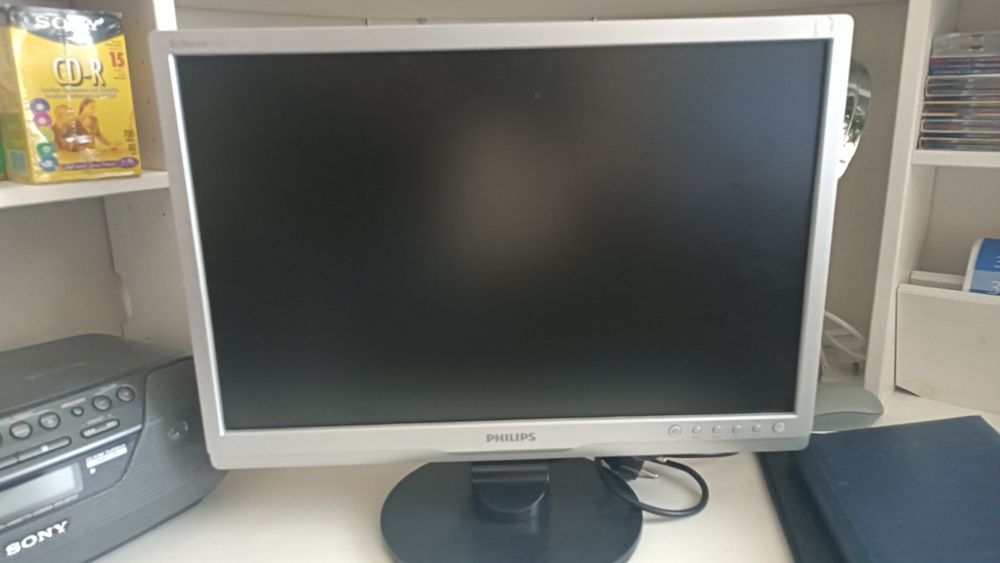 Монитор Philips 1440 x 900 p