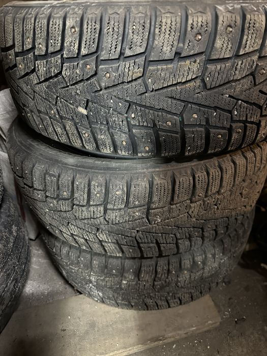 Продам зимний комплект резины