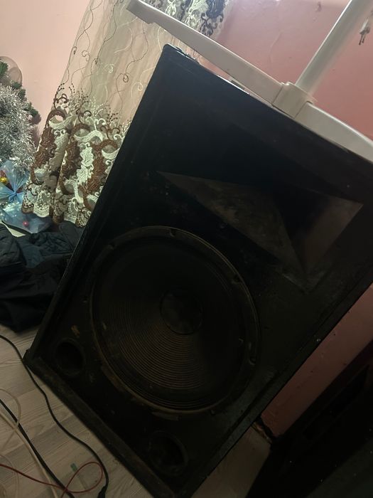 Vând bass 600w rms și boxa 500w rms boxa n-are înaltă mai multe
