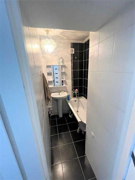 Продам 3-х комн. возле Корзины, 7 мкр