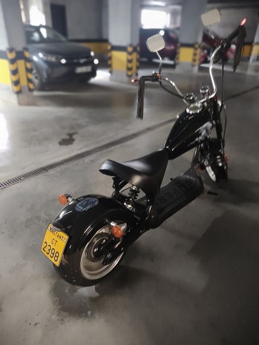 Motocicleta electrica tip chopper