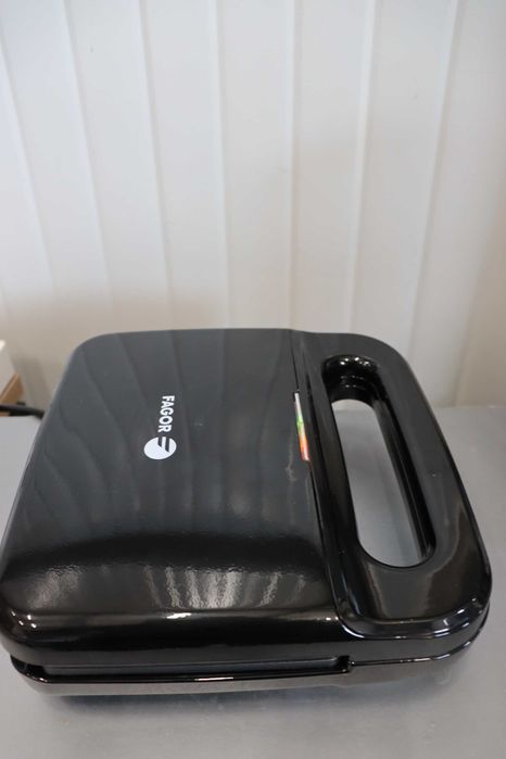 Сандвич грил Fagor 750W – Подвижни плочи, незалепващо покритие