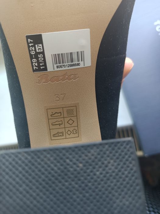 Pantofi Bata negri cu detaliu deosebit