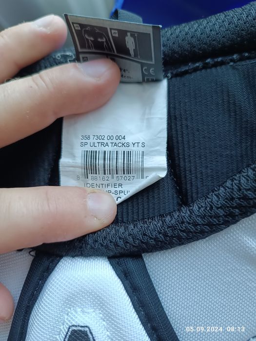 Нагрудник CCM для хоккея детский.