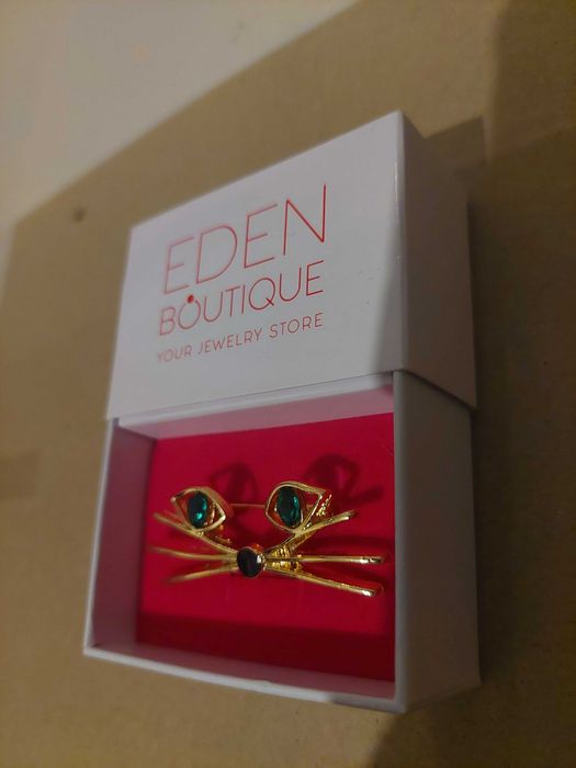 Brosa / martisor pisica mustati ochi verzi cutie cadou Eden boutique