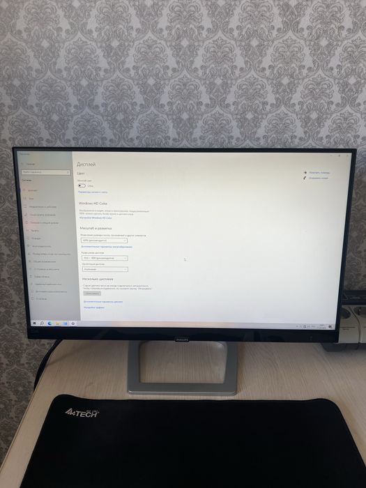 Монитор Philips 22 безрамочный