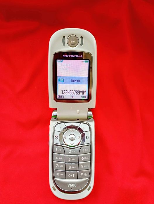 Motorola v600 ( decodat, baterie foarte buna)