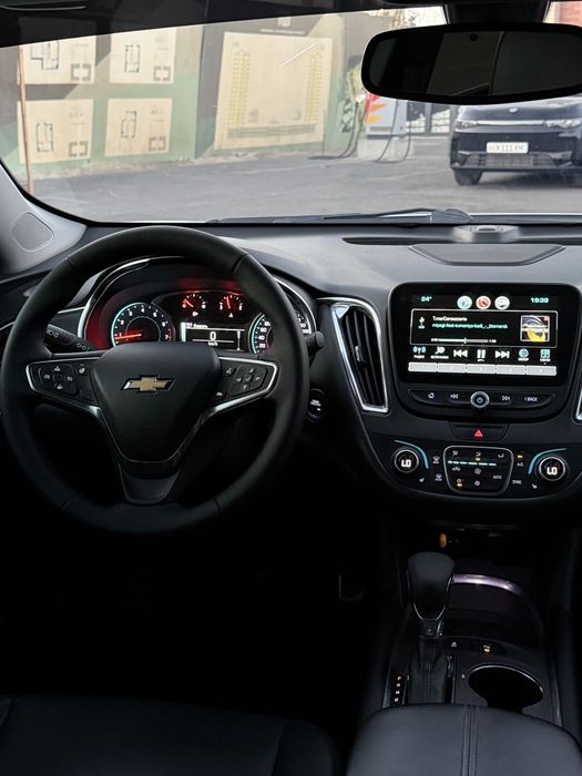 Malibu 2.4 sotiladi Rangi oq