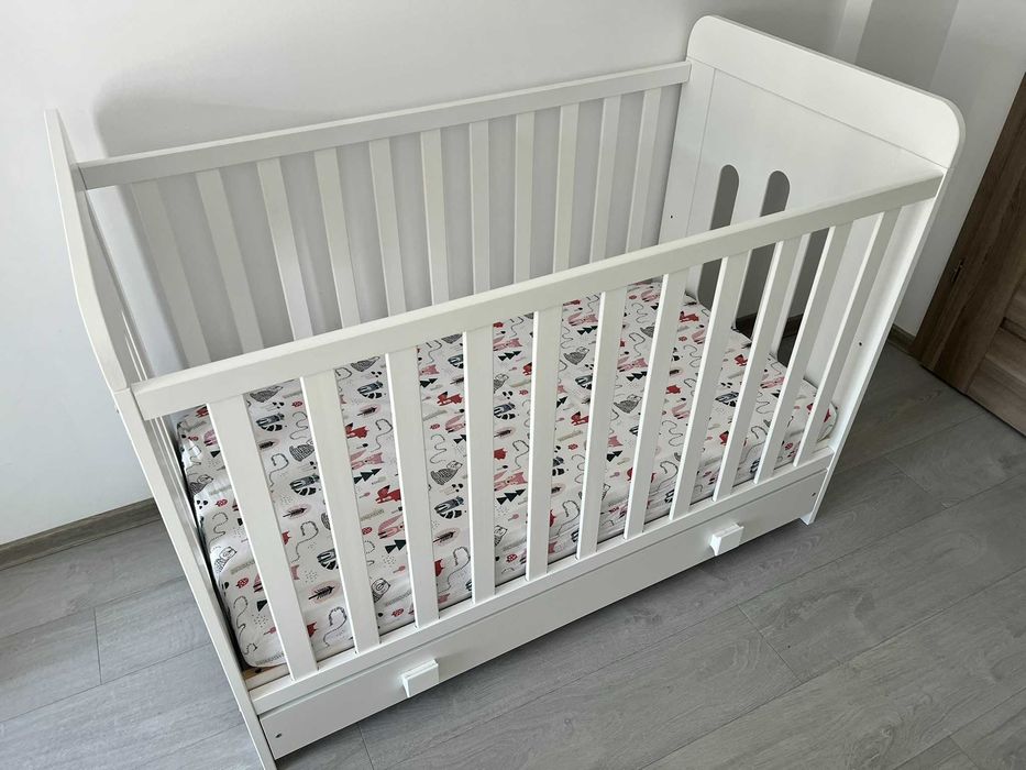 Patut pentru copii BabyMatters Giggles, din lemn masiv, 120x60 cm, cu sertar si saltea de cocos inclusa