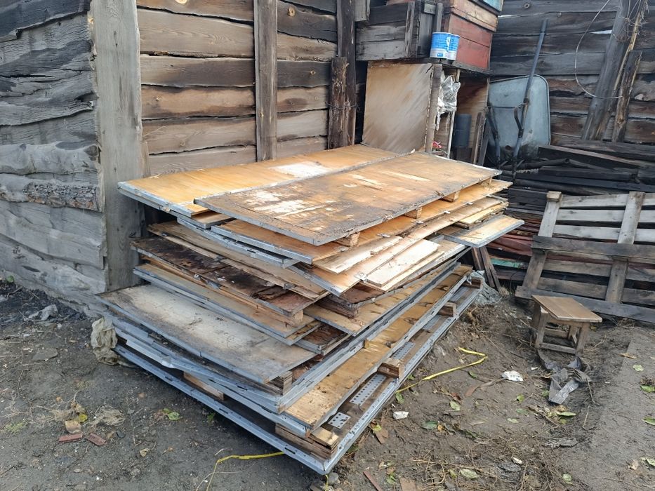 Продам листы фанеры б/у