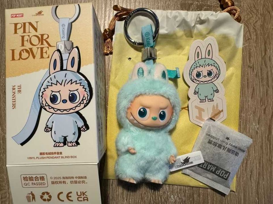 Оригинално labubu pin for love series 4 version 4 лабубу pop mart