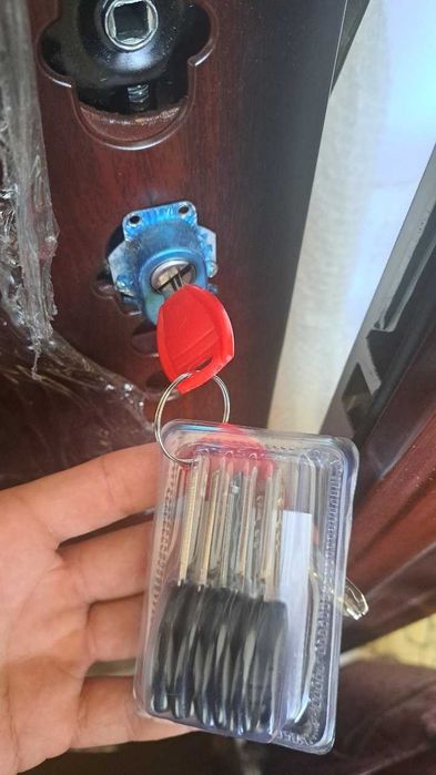 Метална външна врата с каса