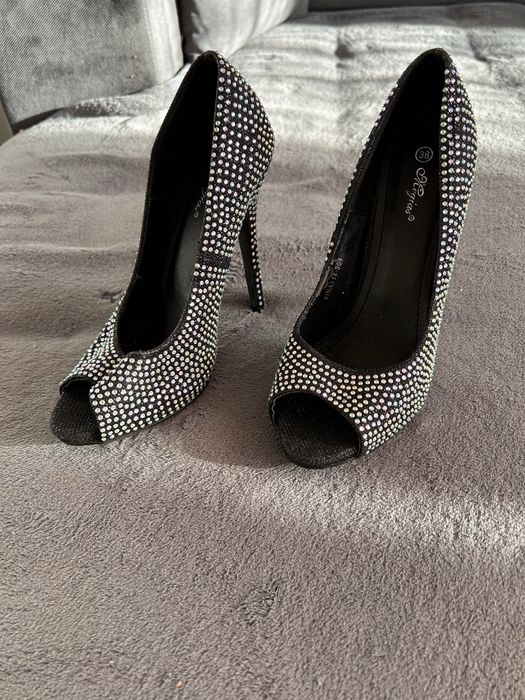 Обувки на висок ток