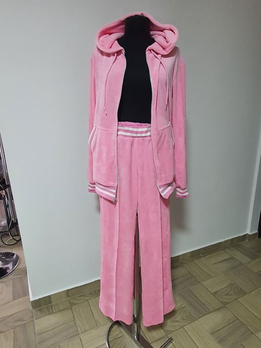 Trening catifea cu hanorac cu dungi albe si pantaloni model drept