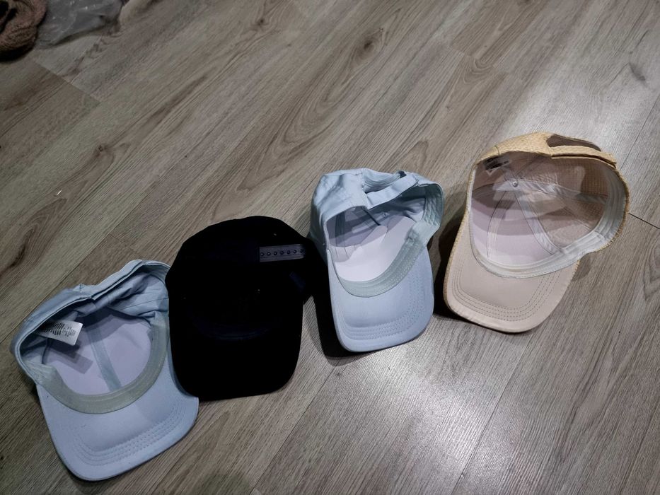 Нови шапки син черен и бежав цвят