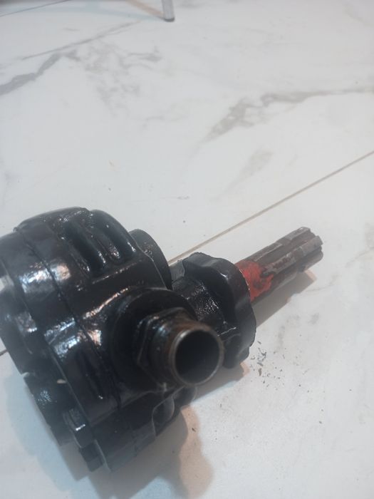 Vând pompa hidraulică