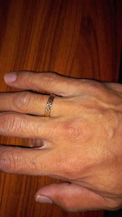 Обручальное жузик сатылады размер 17-5. 18 ге болады