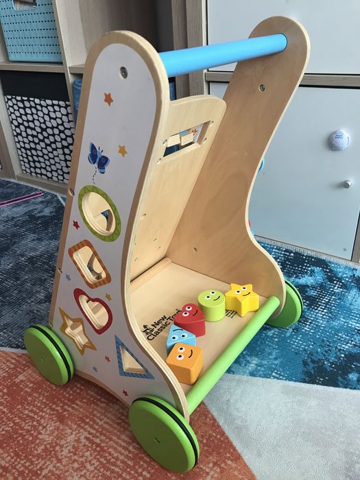 Дървен уокър за прохождане на бебе