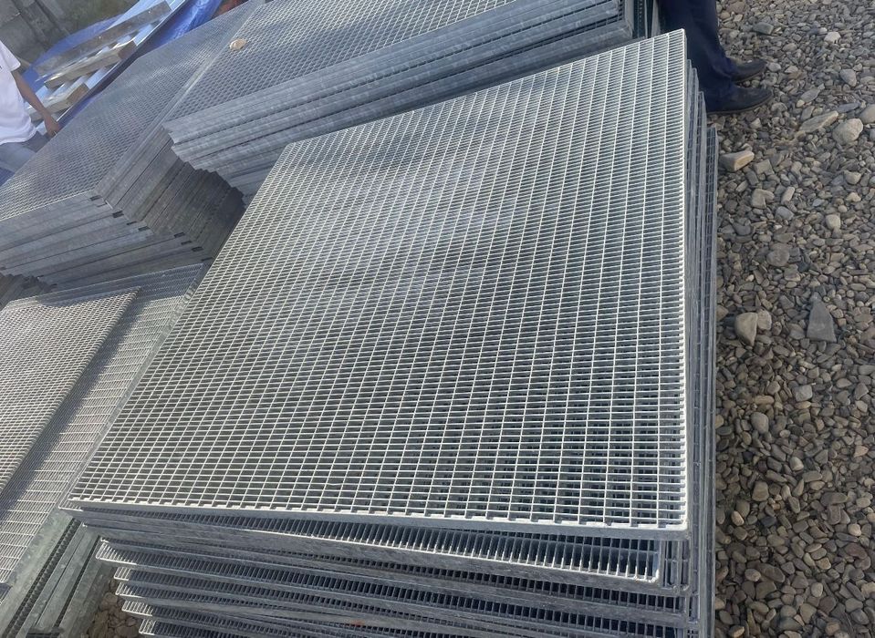 Trepte și gratare zincate