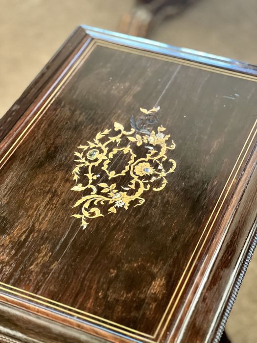 Măsuță veche din lemn, stil Napoleon III cu intarsii – piesă deosebită