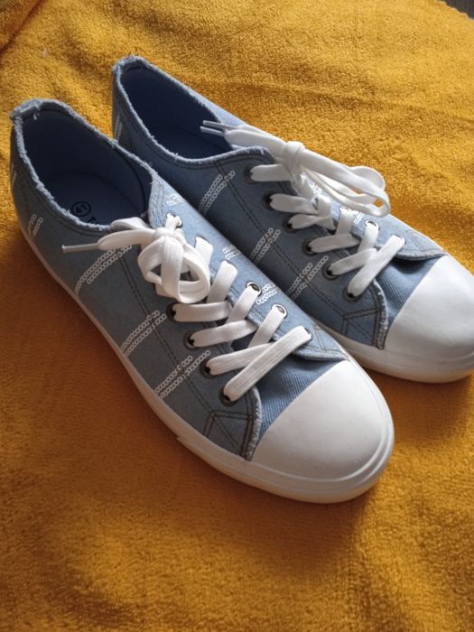 Продам кеды новые 40 размер