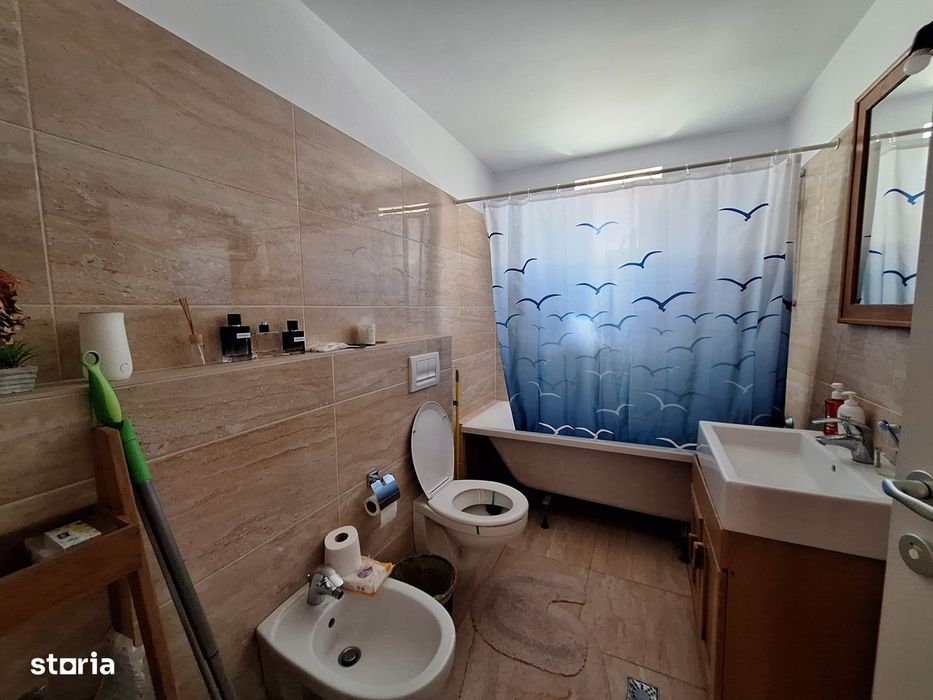 Apartament cu 3 camere, 67 mp, balcon, zona Terra