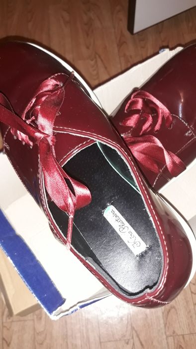 продаются сапожки туфли кеды