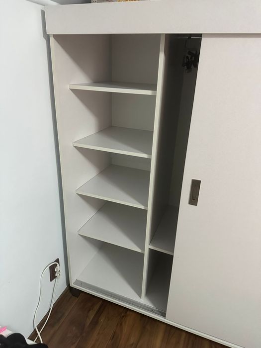 Vand dulap alb aproape nou.