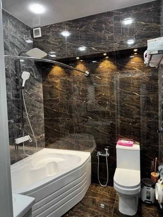 Замона туйхона якинида 5 хона дублех квартира сотилади !