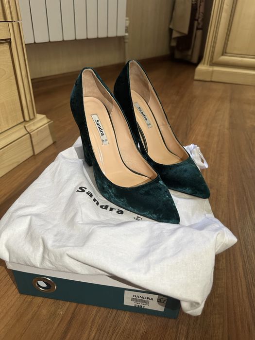 Бархатные туфли с каблуком