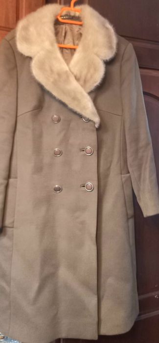 Palton cu guler de vizon și stofa din lană