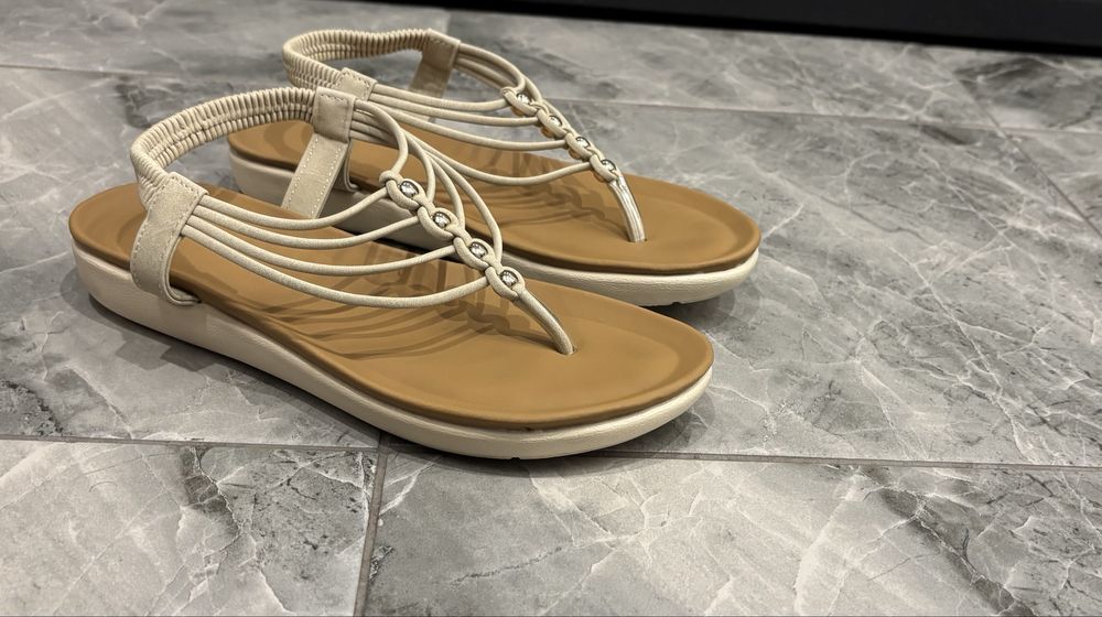 Бежови Сандалкиии