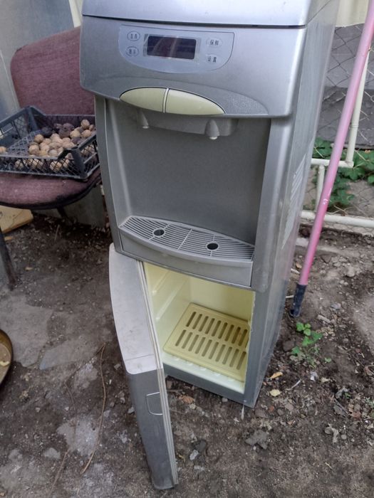 Диспенсер, кулер для воды