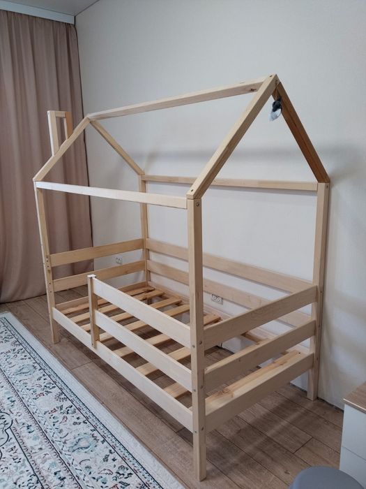 Кровать детская, деревянная