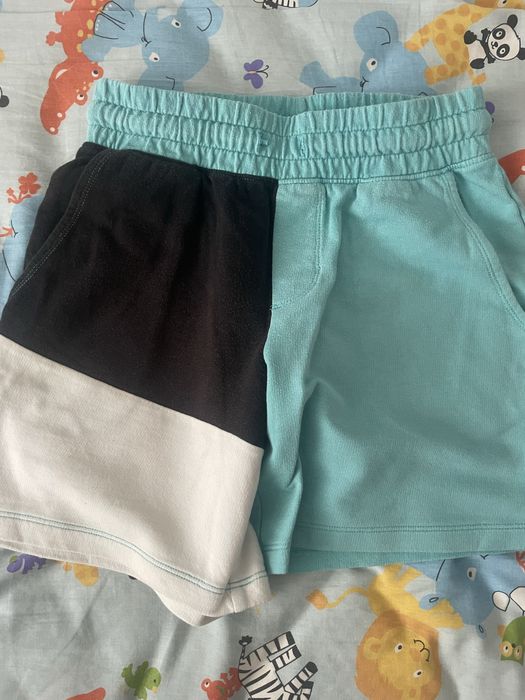 Vand 4 perechi pantaloni scurti 8-9 ani