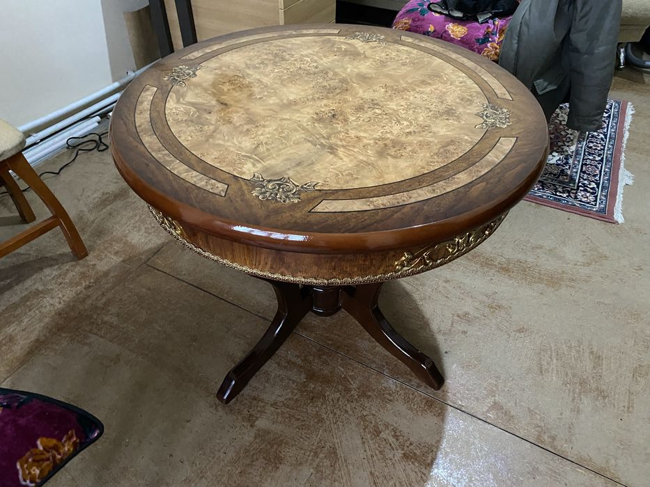 Продается круглый стол коричного цвета