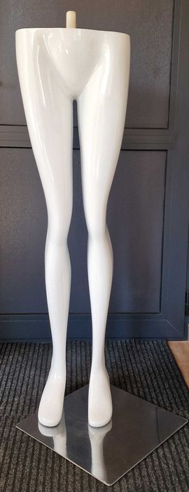 Женски невидим манекен за снимки